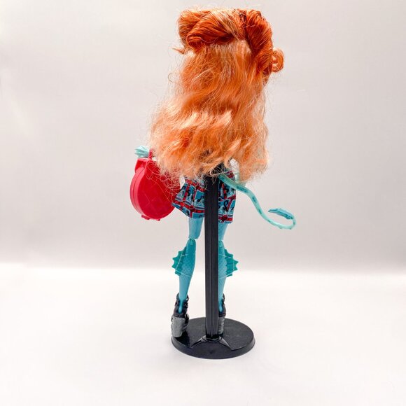 Monster High Lorna McNessie – Monster Exchange – Outfit & Accessories w/ Stand - Picture 6 of 6